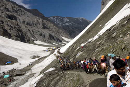 Pilgrims walking to Amarnath cave