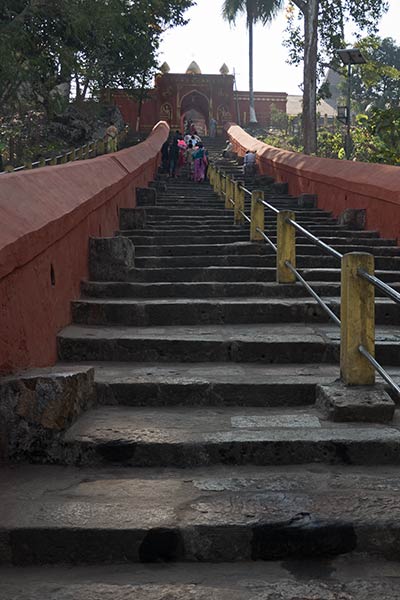 Scale che conducono al tempio di Hayagriva Madhava
