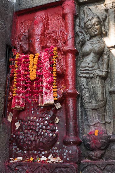 Sculpture en bas-relief de Ganesh et Shakti, temple de Kamakhya