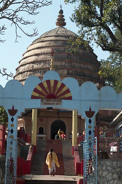 Pellegrino indù che si avvicina al tempio di Navagraha, Guwahati, Assam