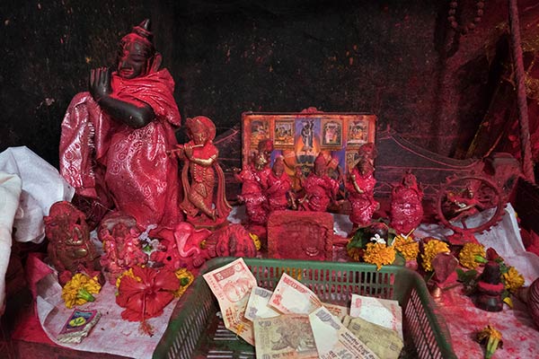 Piccole statue di divinità indù e cesto di donazioni, Navagraha Temple