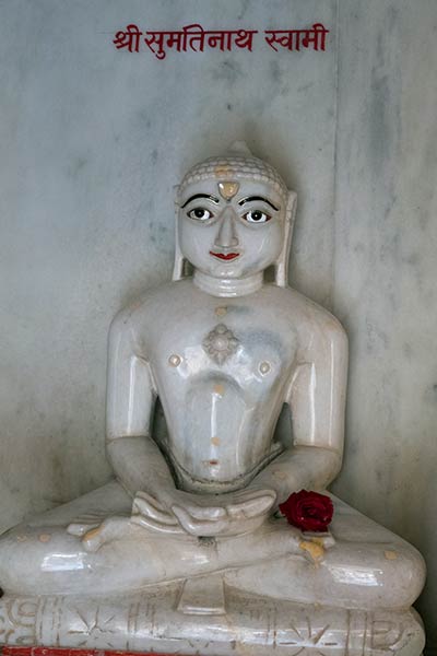 Standbeeld van Tirthankara Sumatinatha, Ranakpur Jain-tempel