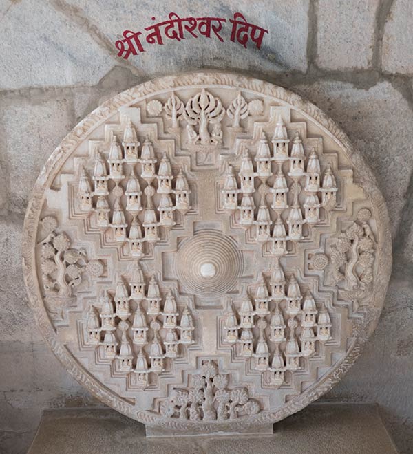 Scultura di Jambudweep, la rappresentazione Jain del mondo terrestre con il santo Monte Meru al centro