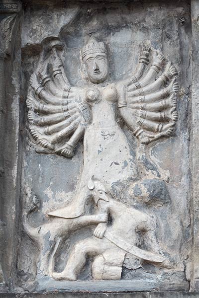 Talla de la diosa Durga, armada con 16, que mata al rey demonio de cabeza de búfalo Mahishasura, templo de Sivadol