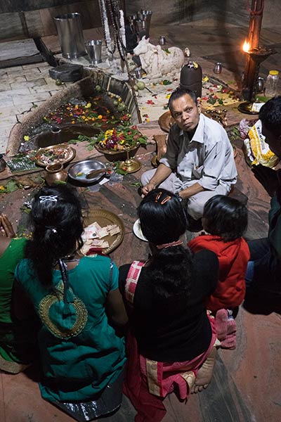 शिवदोल मंदिर में मंदिर के पुजारी और श्रद्धालु