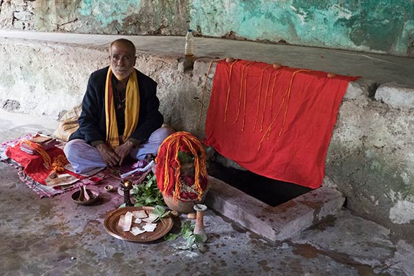 Sacerdote hindú en Surya Pahar