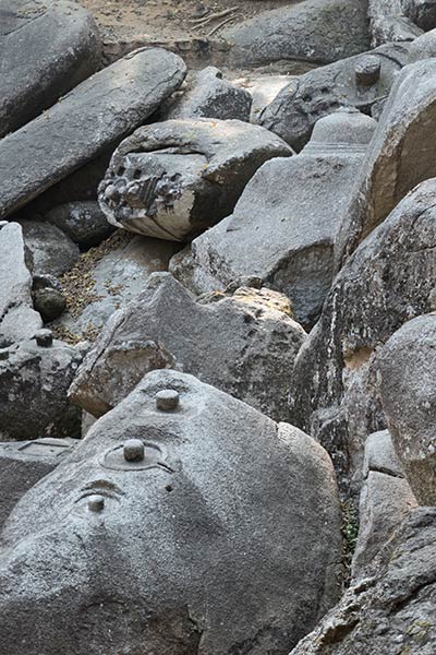 Rotsblokken gesneden met hindoeïstische Shiva Lingas