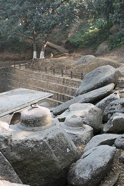 Rochers sculptés avec des stupas votifs bouddhistes