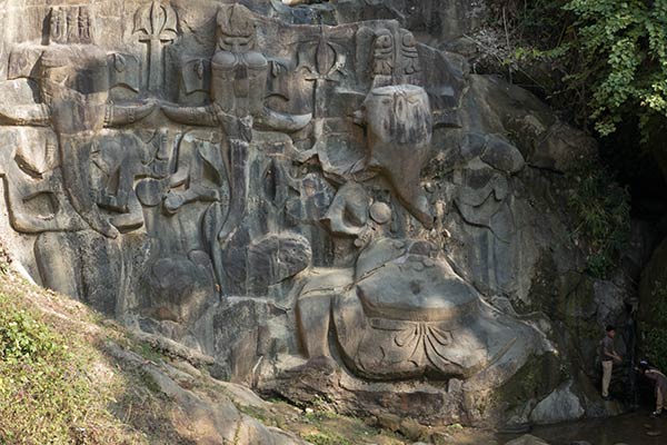 Drie bas-reliëf sculpturen van Ganesh op rotsblokken en heilige lente, Unakoti
