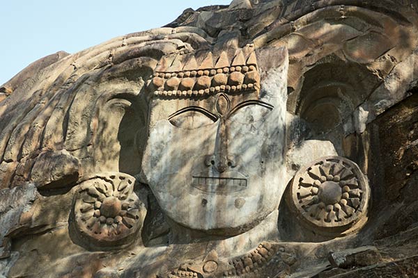 Korkeusveistos kivirakennuksella, Unakoti Shiva -paikka, Tripura