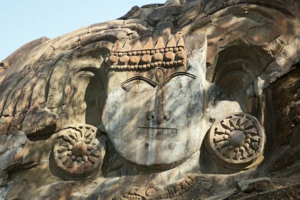 Baso erliebearen eskultura harkaitz gainean, Unakoti Shiva gunea, Tripura