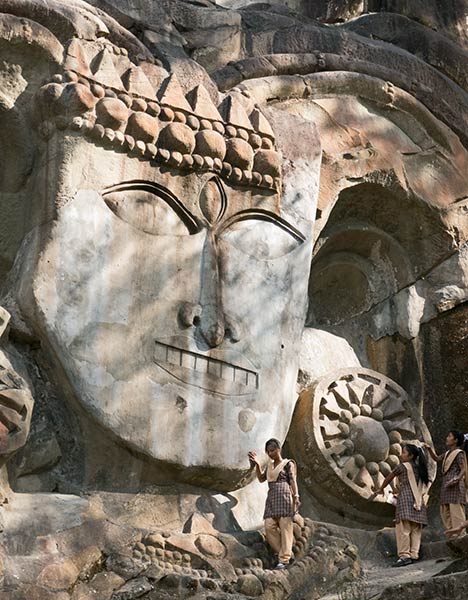 Scultura di bassorilievo sul masso roccioso, sito di Unakoti Shiva, Tripura