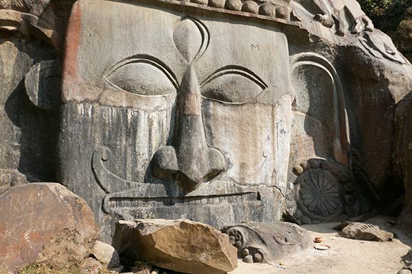 Flachreliefskulptur auf Felsbrocken, Unakoti Shiva-Gelände, Tripura