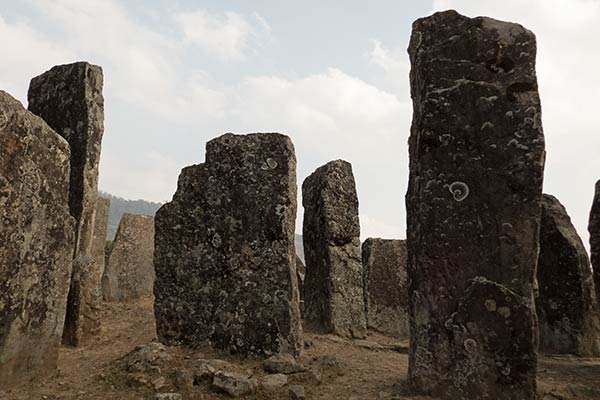 Die stehenden Steine ​​von Willong Khullen, Manipur, Indien
