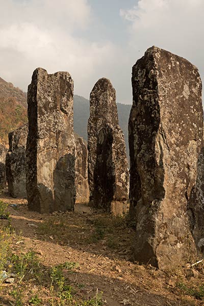 Die stehenden Steine ​​von Willong Khullen, Manipur, Indien