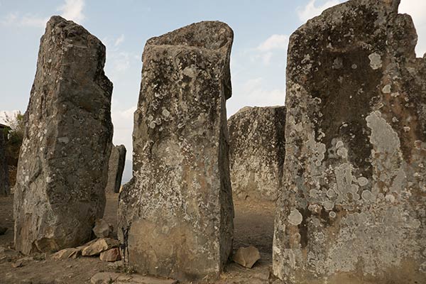 Las piedras de pie de Willong Khullen, Manipur, India