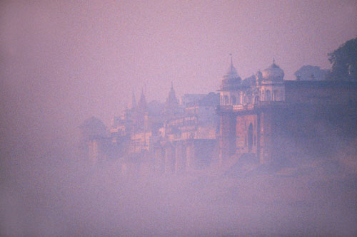 Banaras nella nebbia