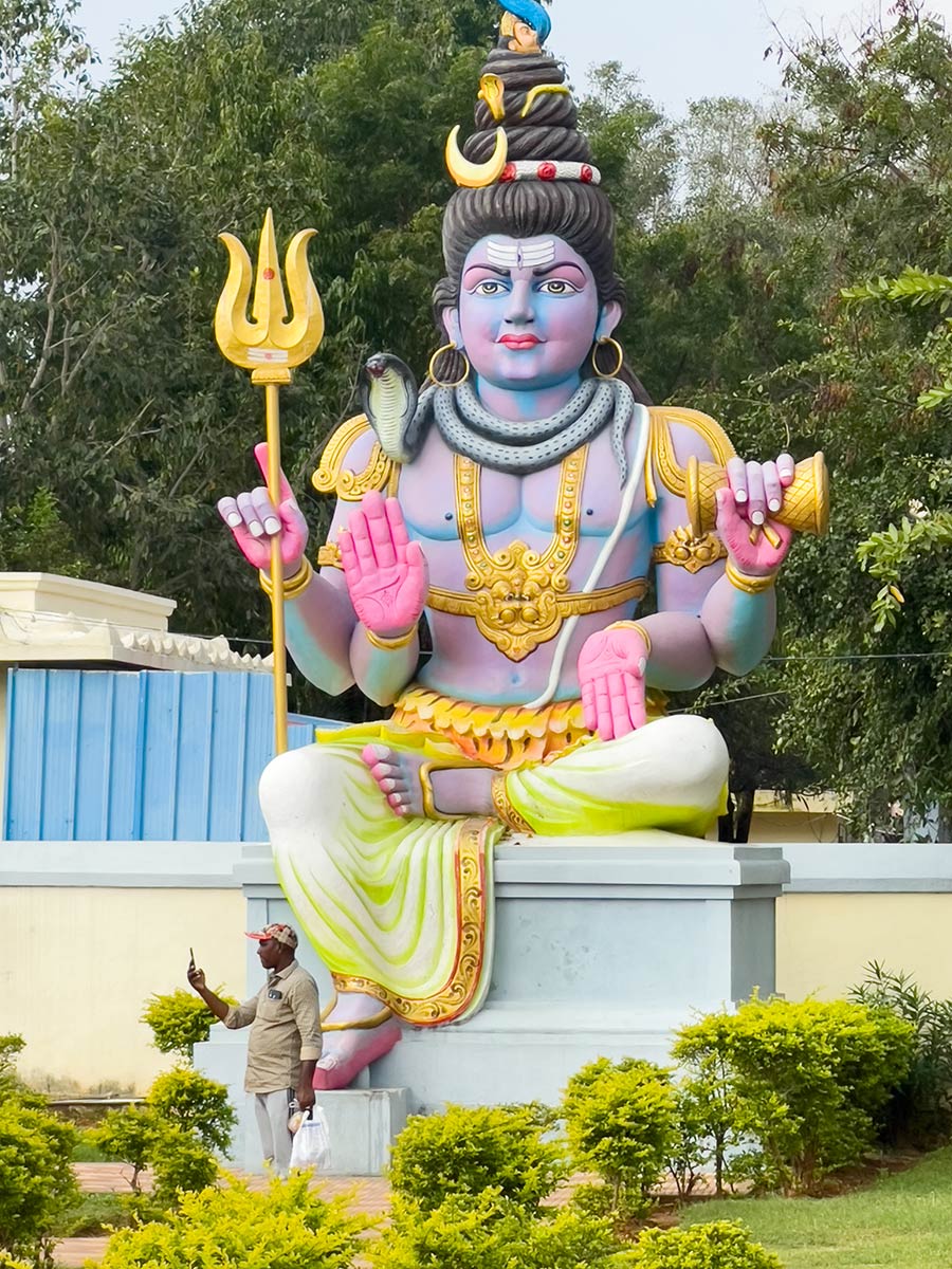 Sri Swayambhu Varasidhi Vinayaka Swamy Devastanam, Kanipakam (Shiva und Pilger mit Handy)