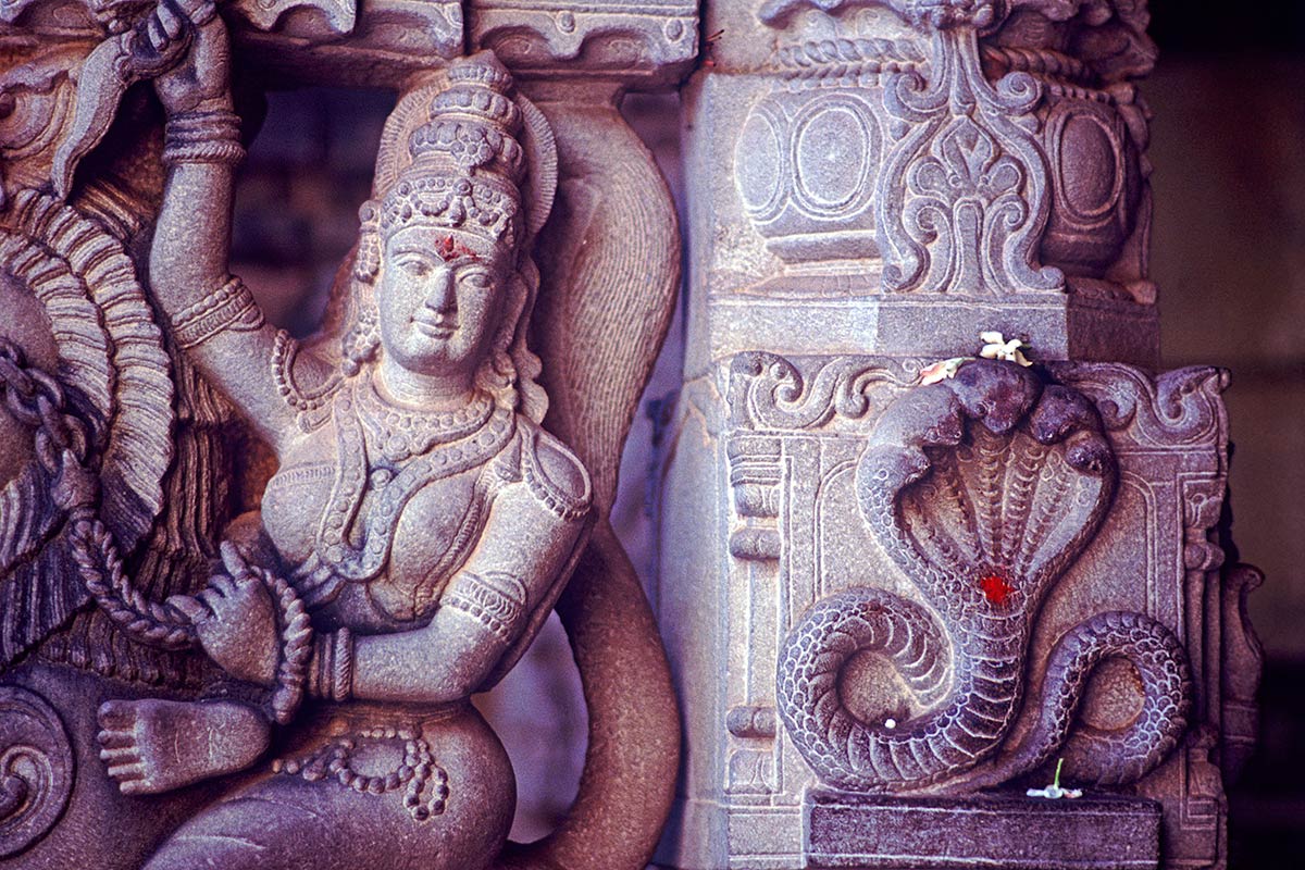 Sculpture en pierre montrant la déesse Shakti et la forme de serpent de Shiva au temple Sri Bhramaramba Mallikarjuna, Srisailam