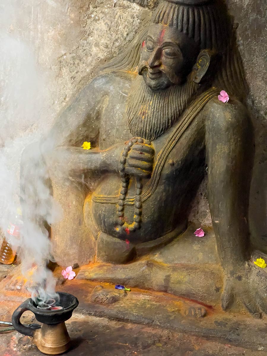Undavalli Caves, Undavalli (escultura de parede de sábio meditando, usada como altar de puja)
