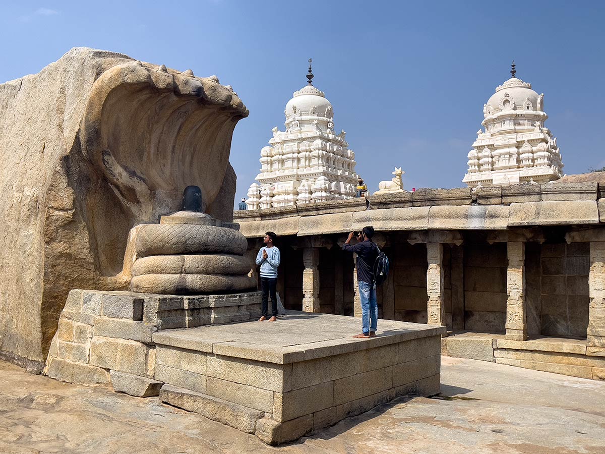 Храм Вирабхадры Свами, Лепакши (два паломника у гигантского алтаря Шива Лингама)