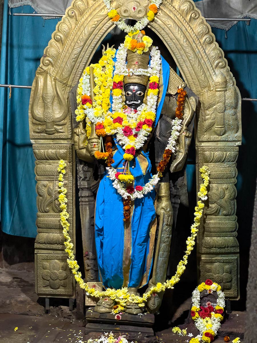 معبد فيرابادرا سوامي ، ليباكشي (تمثال للإله في مذبح جانبي للمعبد الرئيسي)