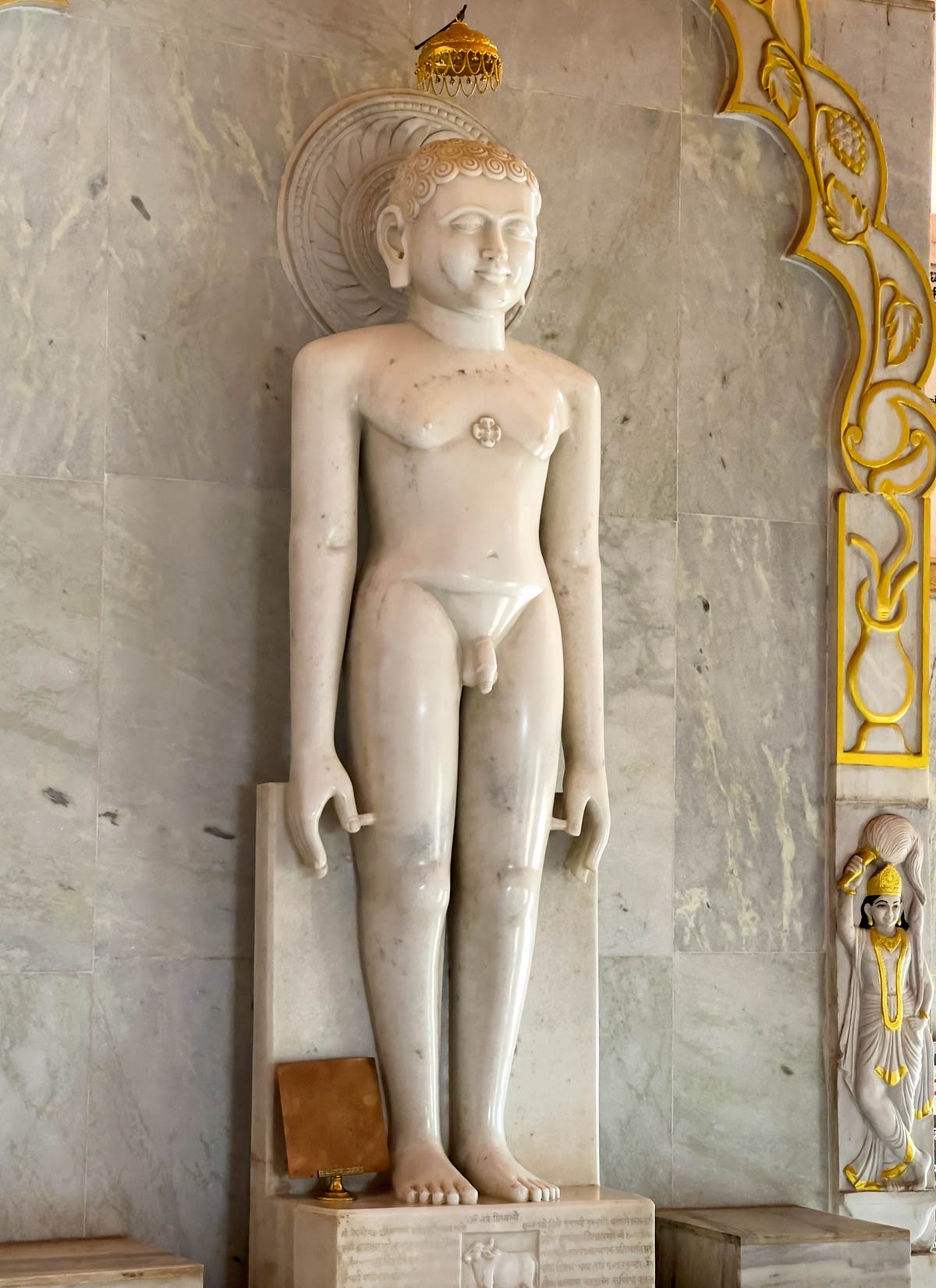 ماندار هيل ، بونسي ، تمثال جاين تيرثانكارا الثاني عشر في معبد على قمة تل