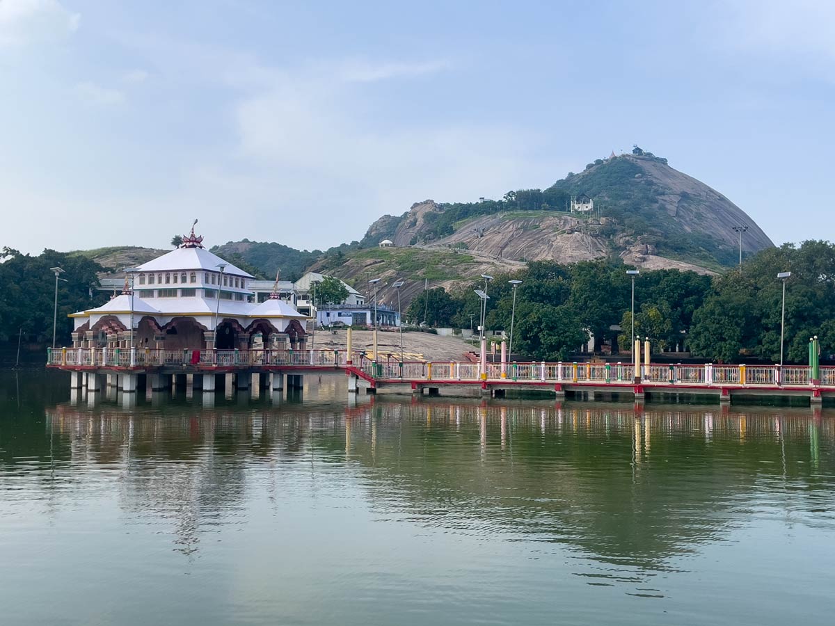 Mandar-heuvel en Vishnu-tempel in het Papharni Talab-meer