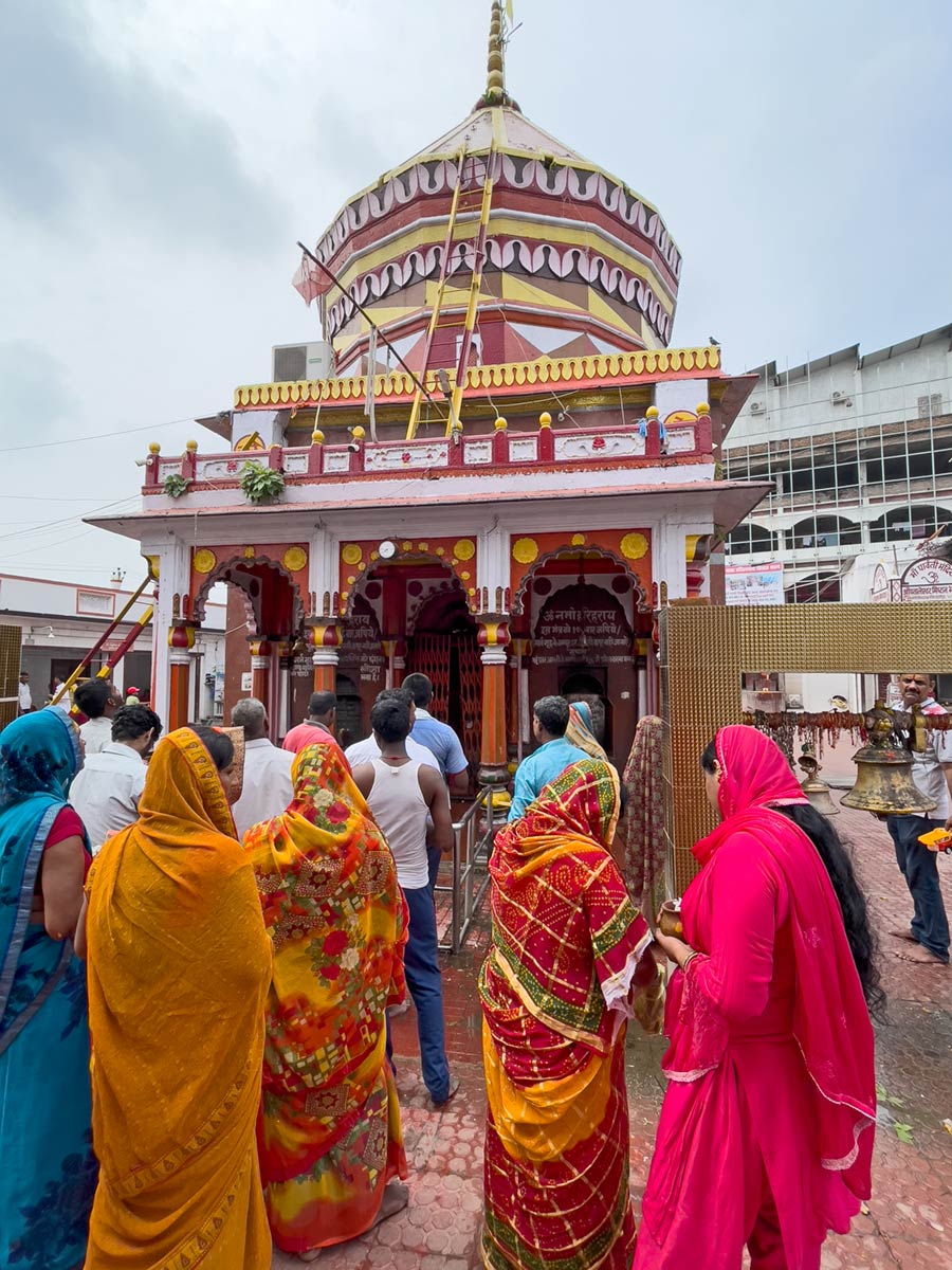 Harihar Nath-tempel, Sonepur. Vrouwen die wachten om het heiligdom binnen te gaan