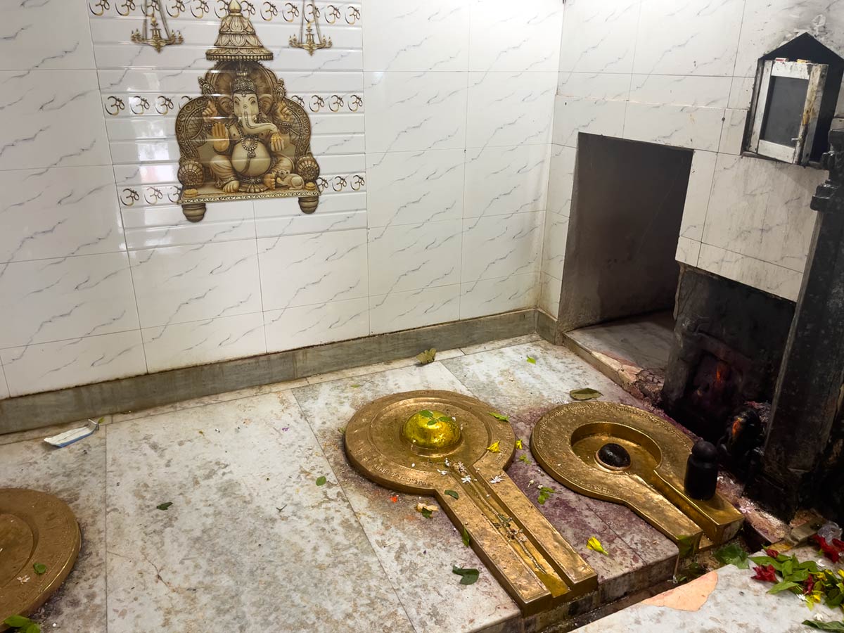 Ajgaivinath Dham Shivan temppeli, Sultanganj. Shiva lingamit temppelin lattialla