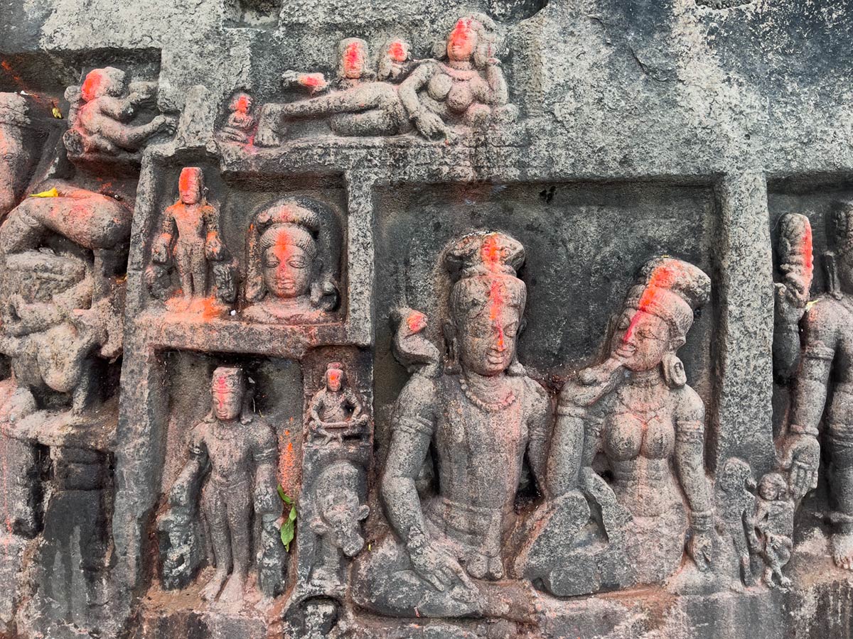 Templo Ajgaivinath Dham Shiva, Sultanganj. Esculturas talladas en roca de Shiva y Parvati
