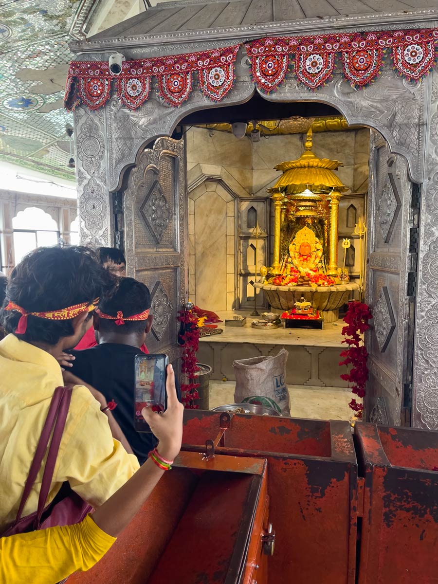 Pelgrims met godheid, Ma Bamleshwari-tempel (top van de heuvel), Dongargarh