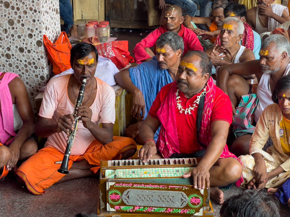 Muusikot laulavat kirtaaneja Basukinathin temppelissä