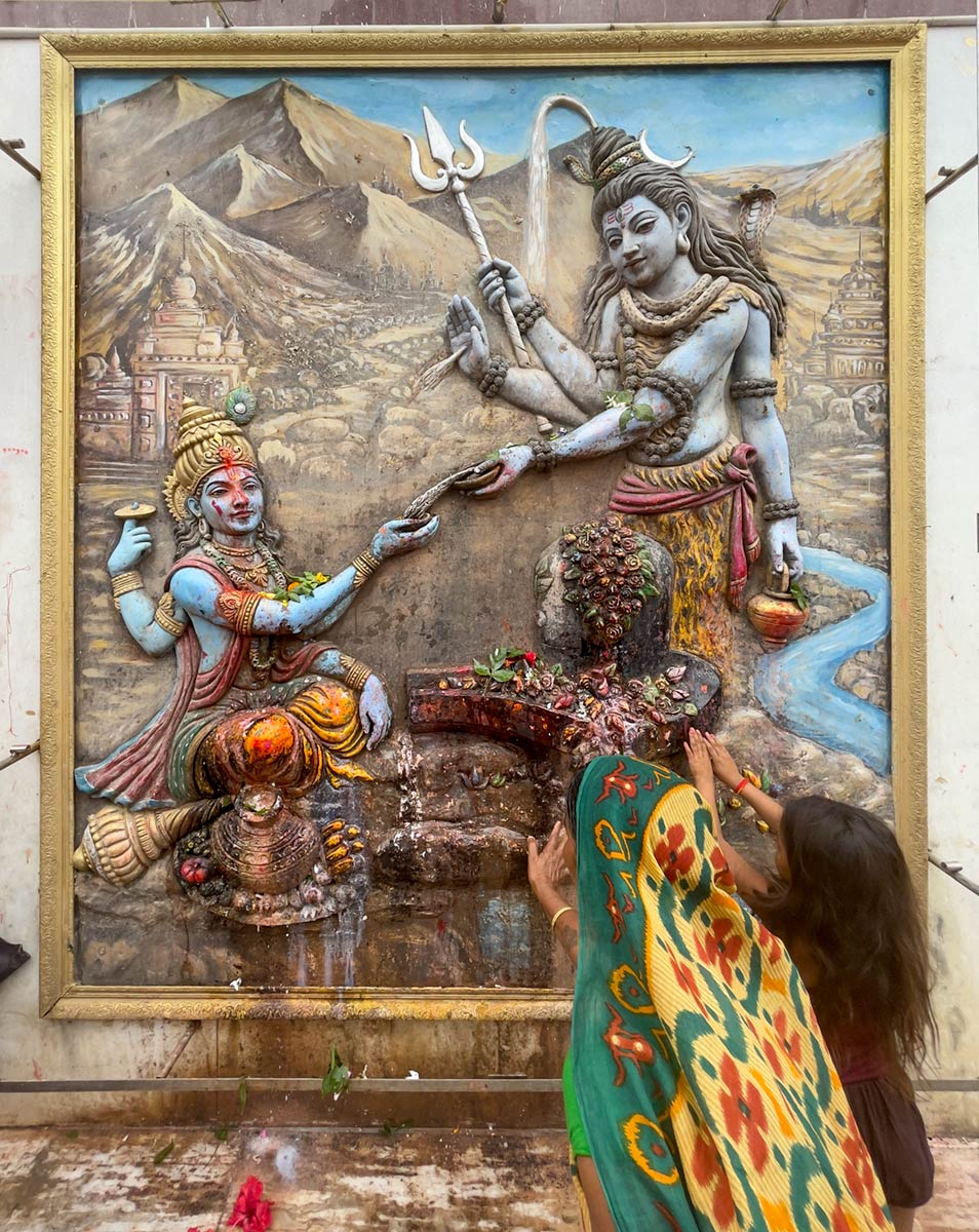 Pelgrims bij Shiva en Yama-beeldhouwwerk, Basukinath-Tempel, Jarmundi