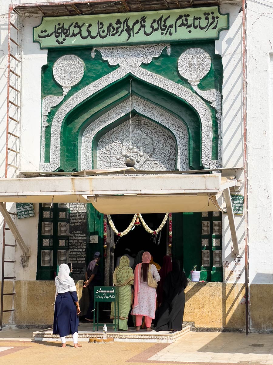 Emakumeak Khwaja Gesudarezen Dargah (hilobia) sarreran, Gulbarga
