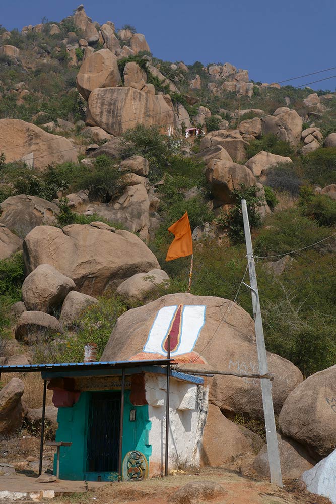 Klein heiligdom aan het begin van het pad naar Malekallu Tirupathi Hilltop Temple, Arasikere