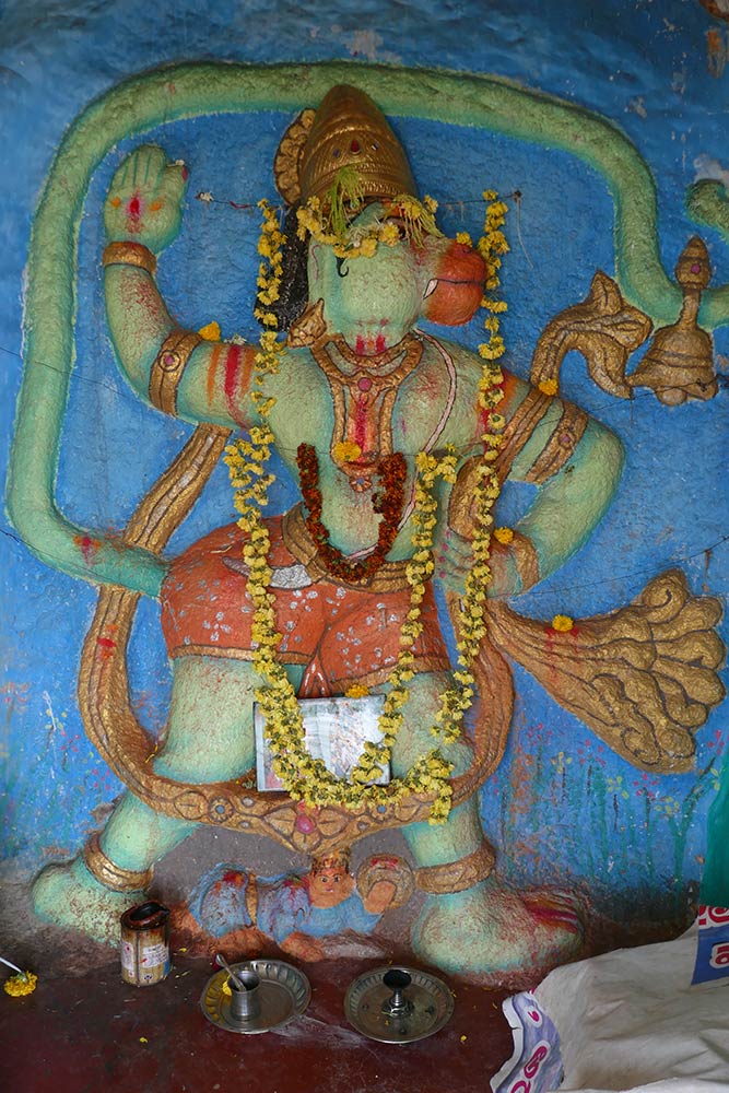 Sculpture murale d'Hanuman à l'intérieur d'un petit sanctuaire au début du chemin vers Malekallu Tirupathi Hilltop Temple, Arasikere