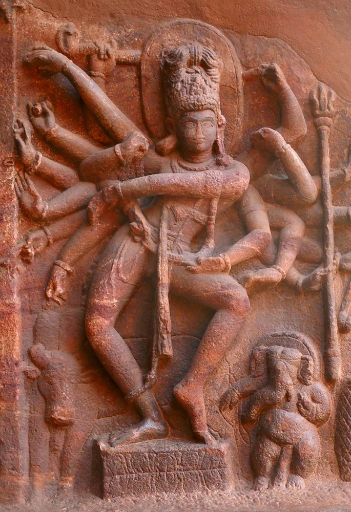 Estatua de Shiva Natraj con 18 brazos, cuevas de Badami, Badami