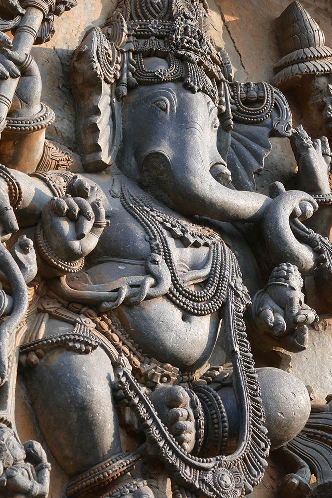 Steenhouwen van Ganesh in de Hoysaleshwara-Shantaleshwara-tempel, Halebidu