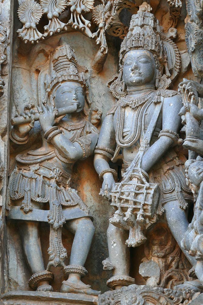 Steinschnitzerei von Tempelmusikern im Hoysaleshwara-Shantaleshwara-Tempel, Halebidu