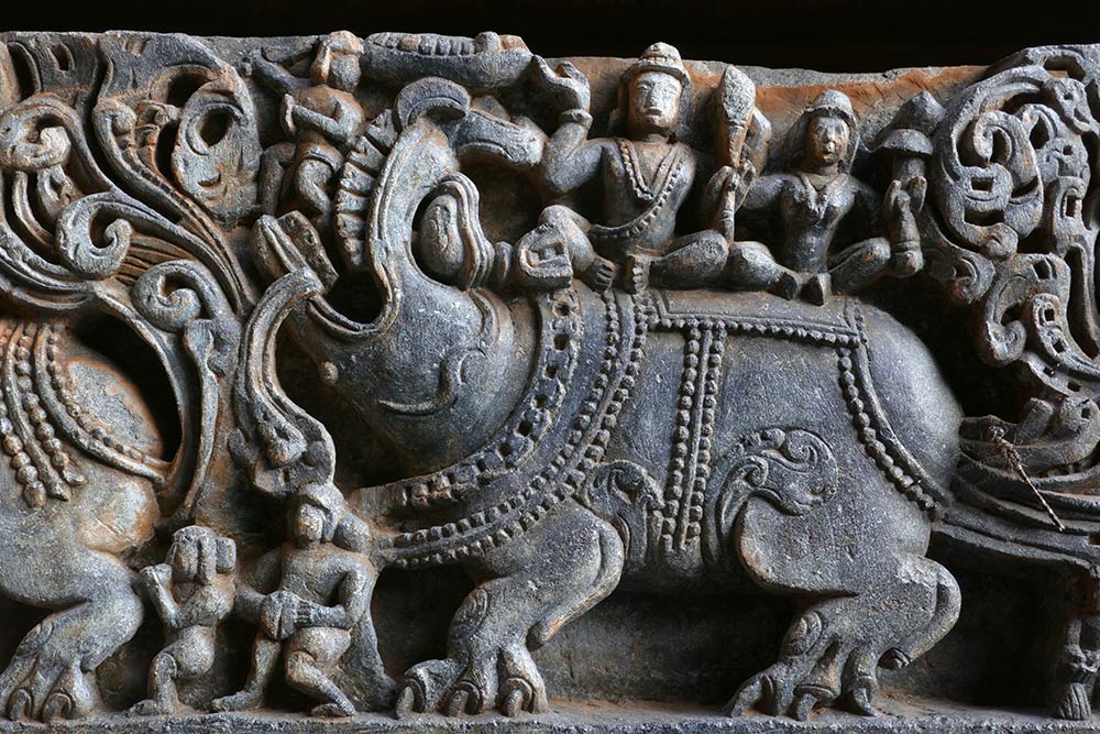 Steenhouwen bij de Hoysaleshwara-Shantaleshwara-tempel, Halebidu
