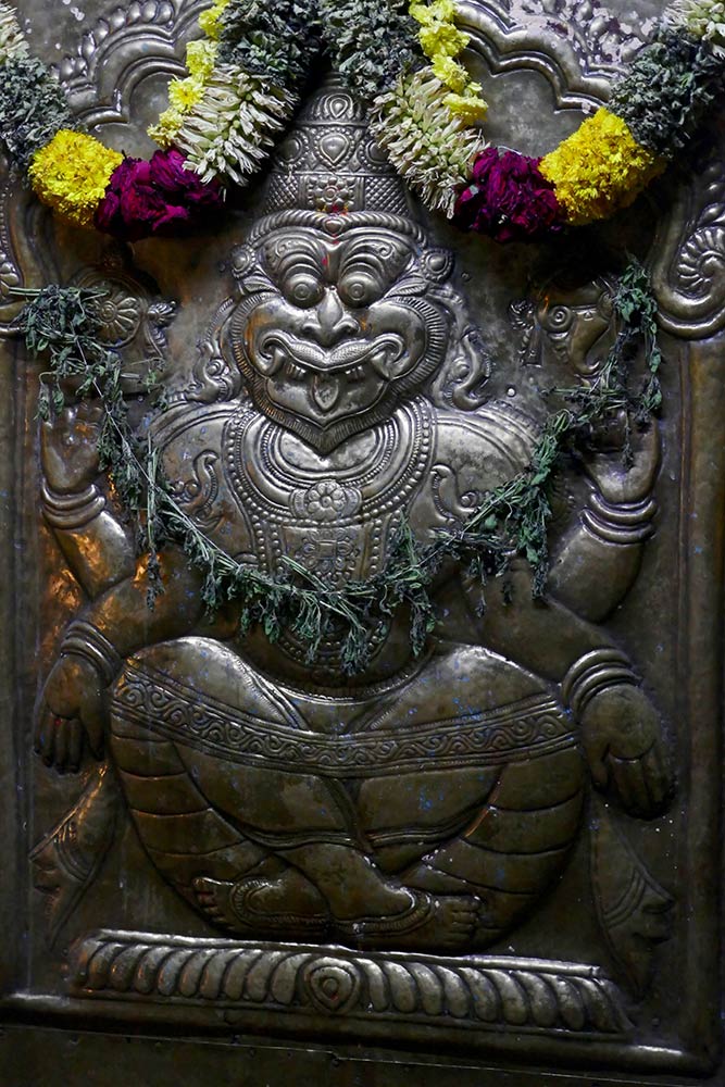 Sculpture en métal de Narasimha sur la porte principale du temple Narasimha Swamy, Melkote