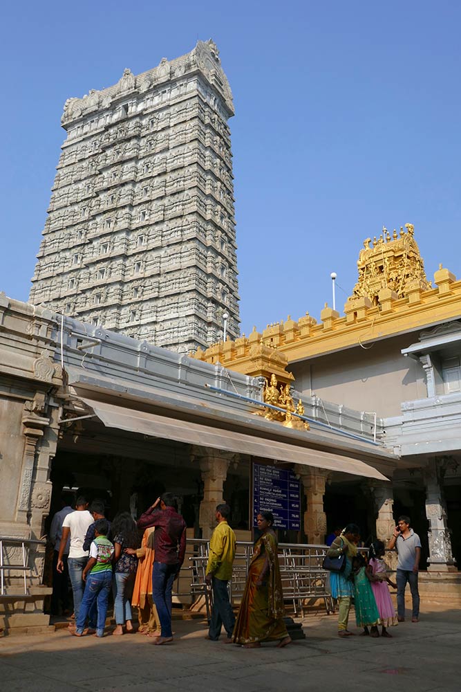 Hoofdtoren Gopuram bij Murdeshwar-Tempel