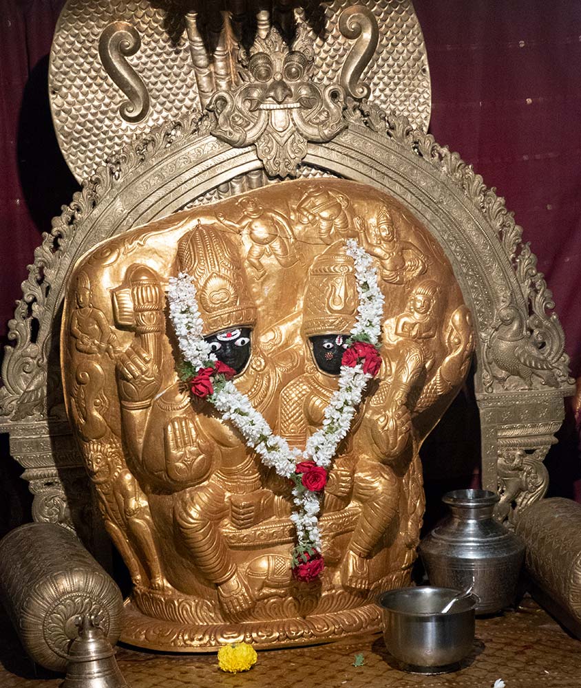 Templo Bhoga Nandeeshwara Shiva, estatua principal de Shiva y Parvati dentro del santuario, Nandi