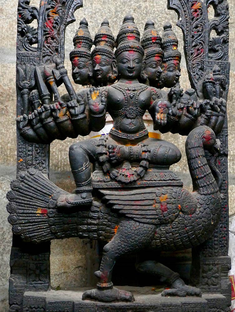 Kivestä veistetty Muruga riikinkukon kanssa, Srikanteshwara-temppeli, Nanjanagudu