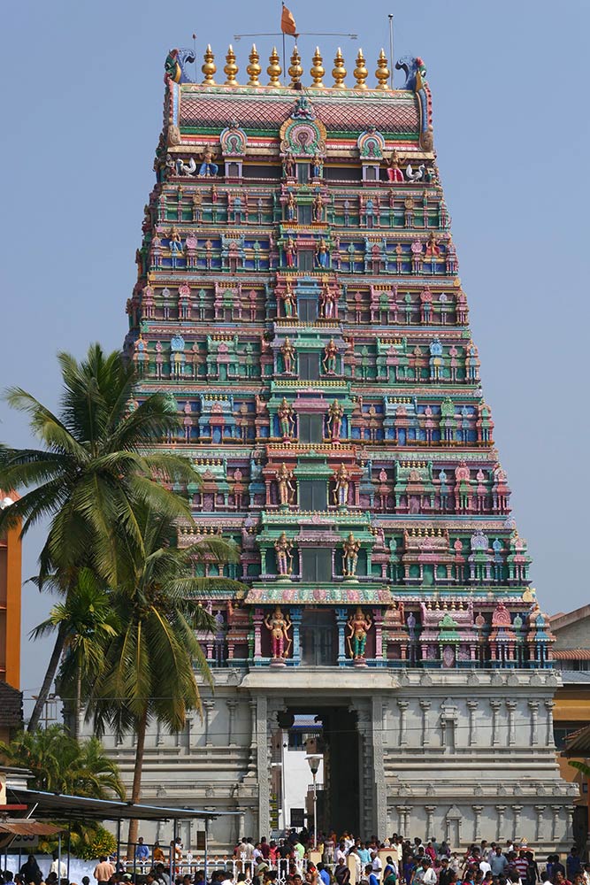Hauptturm von Gopuram am Eingang des Sri Vidyashankara-Tempels, Sringeri