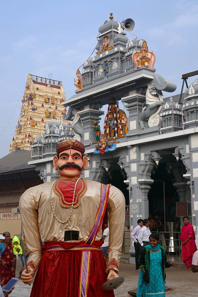 Pelgrims en festivalpictogram bij de Sri Krishna-tempel, Udupi