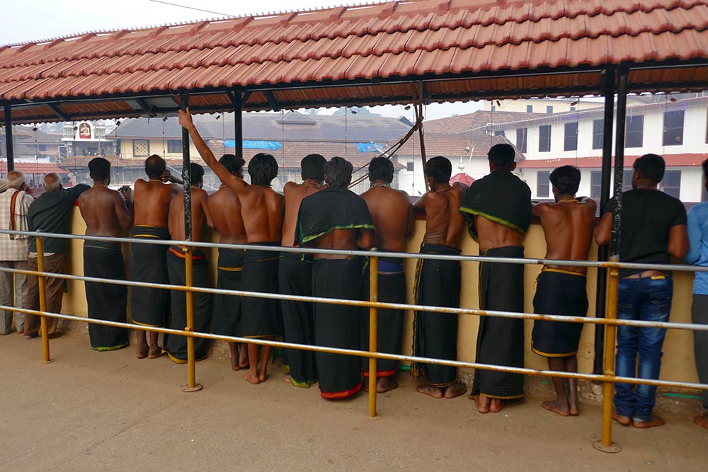 Ayappa-Anhänger im Sri-Krishna-Tempel, Udupi