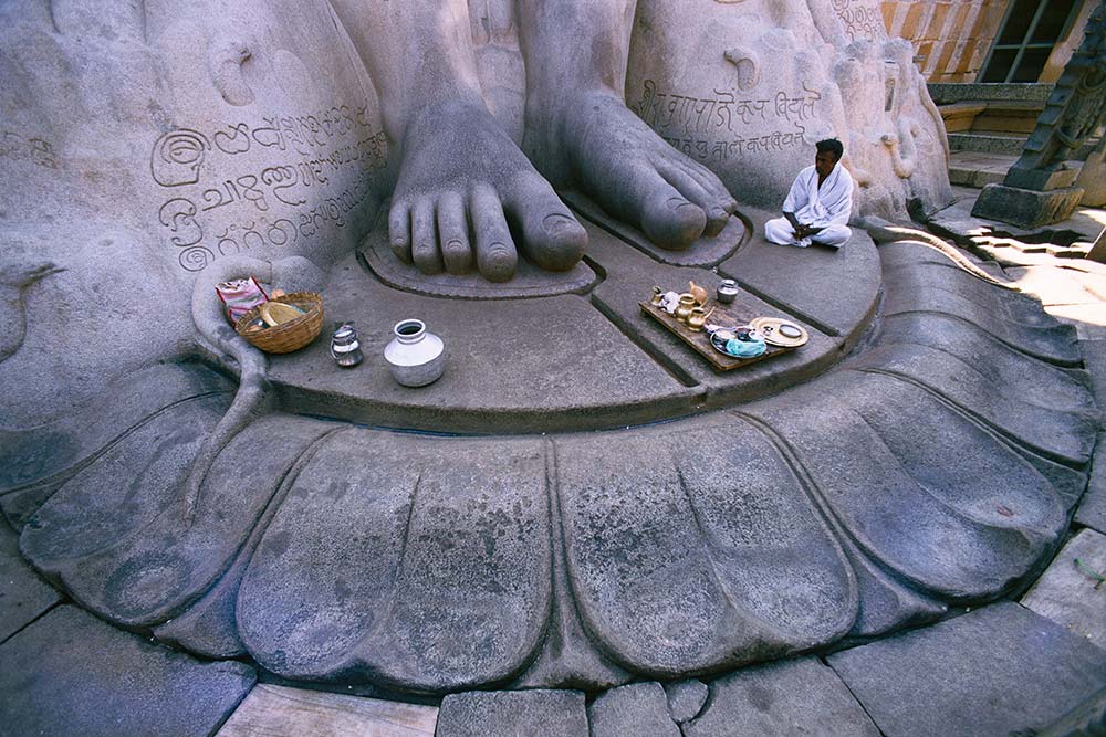 श्री गोमतेश्वर की मूर्ति का पवित्र पैर, श्रवणबेलगोला (श्रवणबेलगोला)
