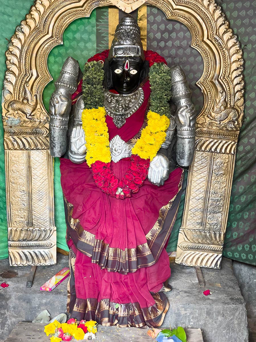 Sri Bhoga Nandishwara Gudi Temple, Nandi (statua al tempio)